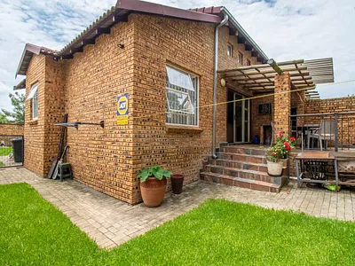 3 Bedroom Townhouse For Sale in Roodepoort - fxGY.webp