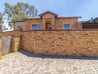 3 Bedroom Townhouse For Sale in Roodepoort - ke1j.webp