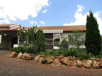 2 Bedroom Townhouse For Sale in Roodepoort - O78E.webp