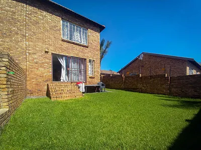 2 Bedroom Townhouse For Sale in Roodepoort - peWM.webp