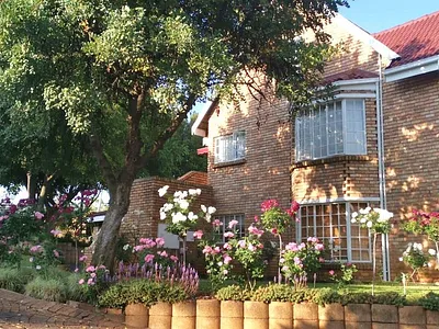 2 Bedroom Apartment For Sale in Roodepoort - 2qSW.webp