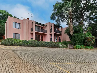 2 Bedroom Townhouse For Sale in Roodepoort - 9JZv.webp