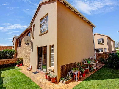 3 Bedroom Townhouse For Sale in Roodepoort - cYU2.webp