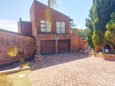 3 Bedroom House For Sale in Roodepoort - Hz8T.webp