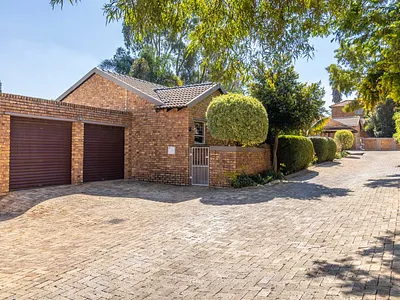 3 Bedroom Townhouse For Sale in Roodepoort - EKwJ.webp