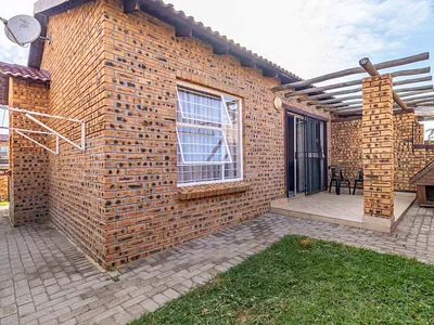 2 Bedroom Townhouse For Sale in Roodepoort - 3Q8M.webp