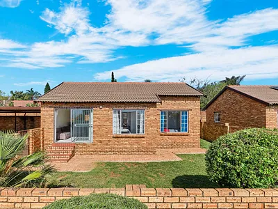 2 Bedroom Townhouse For Sale in Roodepoort - RGrC.webp
