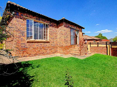 2 Bedroom Townhouse For Sale in Roodepoort - bq4N.webp