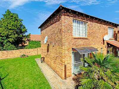 2 Bedroom Townhouse For Sale in Roodepoort - fCv2.webp