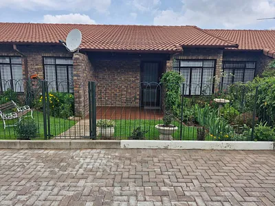 2 Bedroom Townhouse For Sale in Roodepoort - HWjN.webp