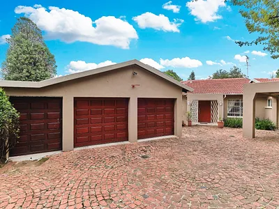 4 Bedroom House For Sale in Randburg - 8A33.webp
