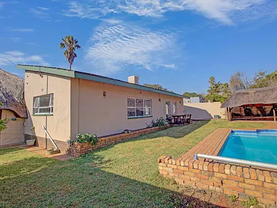 4 Bedroom House For Sale in Roodepoort - xgkH.webp
