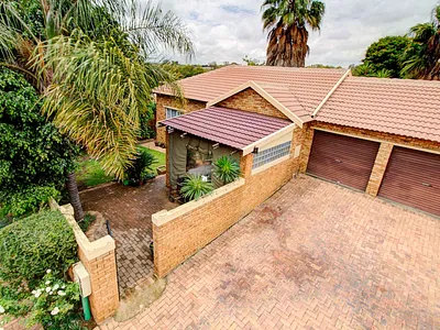3 Bedroom Townhouse For Sale in Randburg - bH15.webp