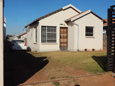2 Bedroom House For Sale in Roodepoort - 0Qi0.webp