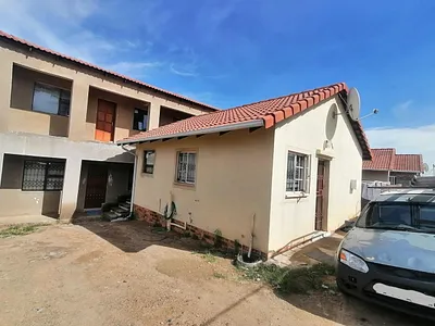 8 Bedroom House For Sale in Roodepoort - ZxyH.webp