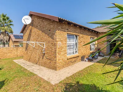 3 Bedroom Townhouse For Sale in Roodepoort - rm87.webp