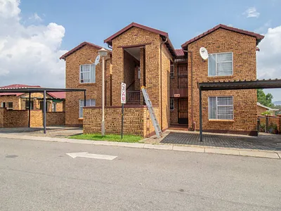 2 Bedroom Apartment For Sale in Roodepoort - Ajg6.webp