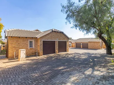 4 Bedroom Townhouse For Sale in Roodepoort - img