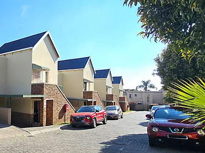 2 Bedroom Apartment For Sale in Roodepoort - img