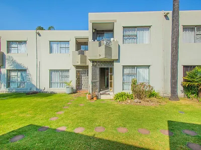2 Bedroom Townhouse For Sale in Roodepoort - 5GBJ.webp