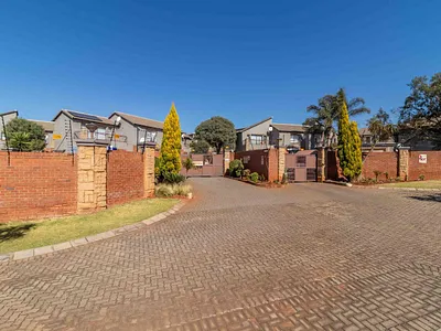 2 Bedroom Apartment For Sale in Krugersdorp - yEcI.webp