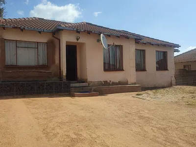 4 Bedroom House For Sale in Roodepoort - Vy2O.webp