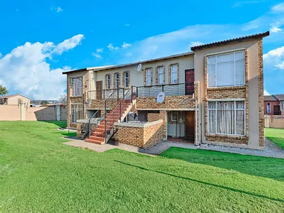 2 Bedroom Townhouse For Sale in Roodepoort - 4pRk.webp