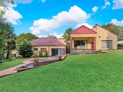 4 Bedroom House For Sale in Roodepoort - yPfH.webp