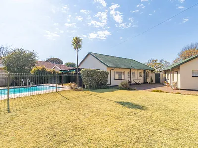 3 Bedroom House For Sale in Roodepoort - w606.webp
