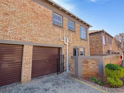 3 Bedroom Townhouse For Sale in Roodepoort - img
