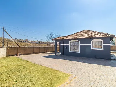 3 Bedroom House For Sale in Roodepoort - img