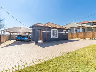 3 Bedroom House For Sale in Roodepoort - 6M6E.webp