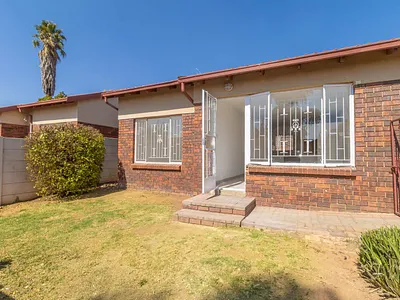 2 Bedroom Townhouse For Sale in Roodepoort - img
