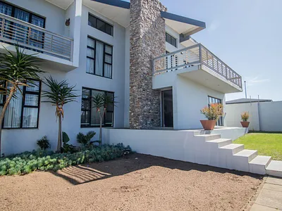 6 Bedroom House For Sale in East London - W45Q.webp