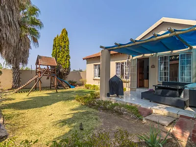 3 Bedroom Townhouse For Sale in Randburg - 2FHb.webp