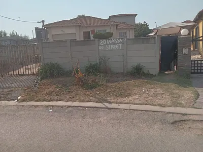 2 Bedroom House For Sale in Roodepoort - yR1u.webp