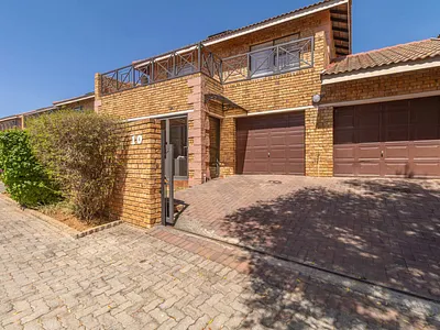 3 Bedroom Townhouse To Rent in Roodepoort - oDZm.webp