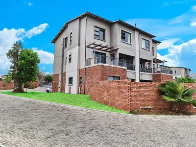 2 Bedroom Townhouse For Sale in Roodepoort - img
