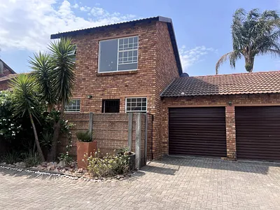 3 Bedroom Townhouse For Sale in Roodepoort - jqbU.webp