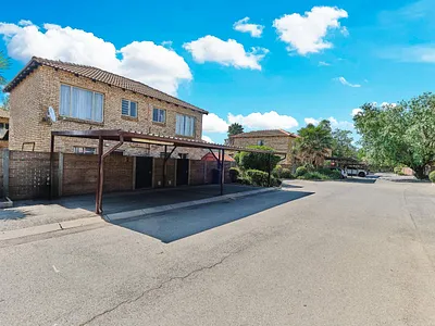 2 Bedroom Townhouse For Sale in Allen's Nek, Roodepoort - H3Fl.webp