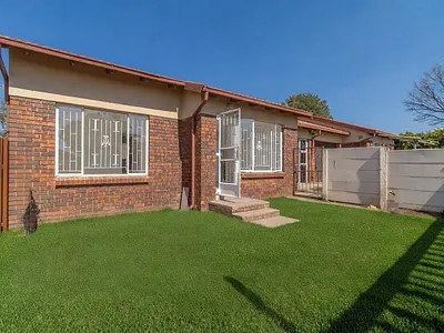 3 Bedroom Townhouse For Sale in Roodepoort - A5az.webp