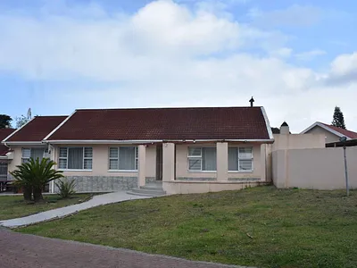 3 Bedroom House For Sale in East London - pvUi.webp