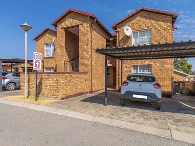 2 Bedroom Apartment For Sale in Roodepoort - fh3t.webp