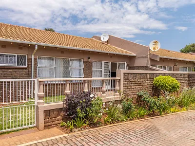 3 Bedroom Townhouse For Sale in Roodepoort - 302y.webp