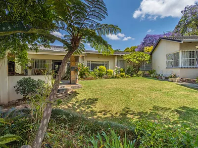 6 Bedroom House For Sale in Randburg - 5V7m.webp