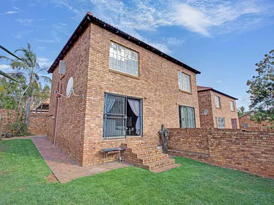 2 Bedroom Townhouse For Sale in Roodepoort - L8Ff.webp