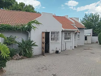 4 Bedroom House For Sale in Randburg - 00MC.webp