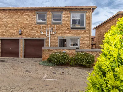 3 Bedroom Townhouse For Sale in Roodepoort - img