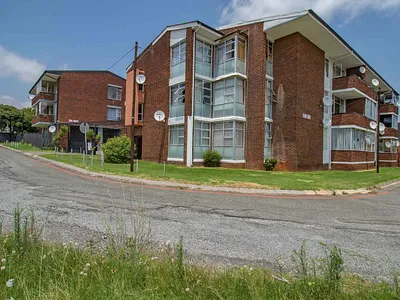 2 Bedroom Apartment For Sale in Roodepoort - img