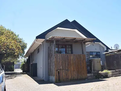4 Bedroom House For Sale in East London - ZMPt.webp